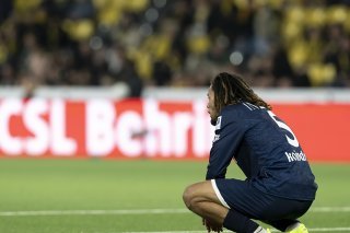 Une défaite qui fait mal pour Koba Koindredi et le Lausanne-Sport. KEYSTONE/ANTHONY ANEX